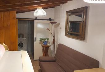 Habitaci  n r  stica independiente con todas las comodidades y sofacama allows 18 year olds to book a room