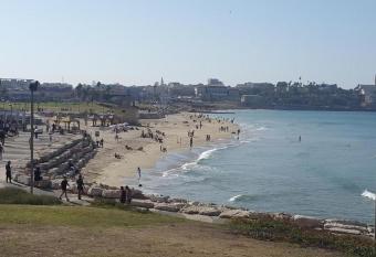 Jaffa Getaway sea front, luxury Duplex, Port & Old City 2m walk has rooms with a private hot tub