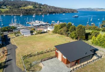 Little Oyster Bayview has Balcony rooms