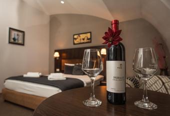 Hotel Dolce International has rooms with a private hot tub