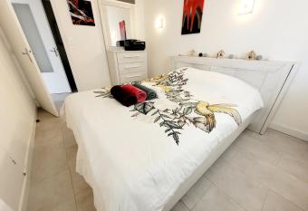 Le MyHolidee - Rue Pietonne - Plage a 200m has Balcony rooms