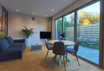 priv   gastenverblijf in Brugge fietsen en garage inclusief allows 18 year olds to book a room