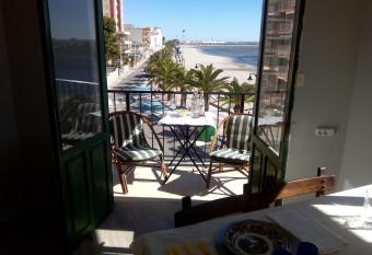 APARTAMENTO PRIMERA LINEA PLAYA has Balcony rooms