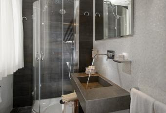 Hotel Santa Marina has rooms with a private hot tub