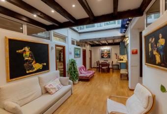 SUAY APARTMENTS has rooms with a private hot tub