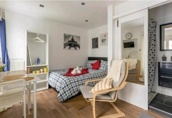 Studio Puteaux Paris-Defense by Servallgroup allows 18 year olds to book a room