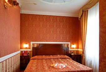 Hotel Mozart has rooms with a private hot tub