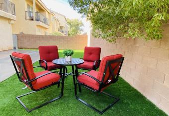 comfortable house/3 storynear airportcasino outlet has Balcony rooms