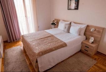 Apartmani IVANA has rooms with a private hot tub