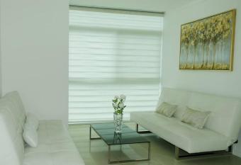 Ecusuites Family Depto Resort Riverfront Gye has rooms with a private hot tub