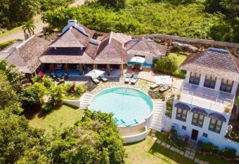 HOSPITALITYEXPERT Cosy 3 Bedroom Villa & Cottage, Pool, Beach Access, Sleeps 16 has rooms with a private hot tub