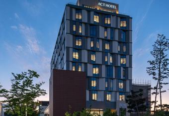 Act Tourist Hotel has rooms with a private hot tub