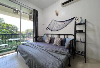 EE s Beach House - Homestay 3 min walk to beach has Balcony rooms