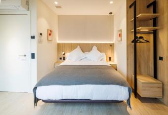 Inn Boutique Le  n has rooms with a private hot tub