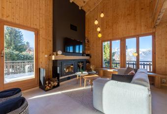 Chalet La Chenevi  re has Balcony rooms