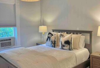 Royalty Travel 3 beds*Backyard*Parking*Laundry has Balcony rooms