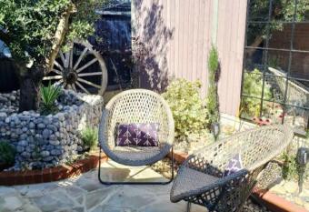 The Courtyard - Cosy, secluded with luxury suite has Balcony rooms