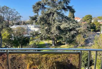 BnB Renting Le C  dre spacious studio in Cannes with a balcony WIFI and AC has Balcony rooms