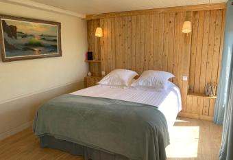 La Bastide du Beausset-Vieux has Balcony rooms