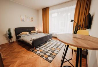 Elegant studio, 400m from the square allows 18 year olds to book a room