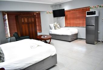 Heroes Garden Lodge has rooms with a private hot tub