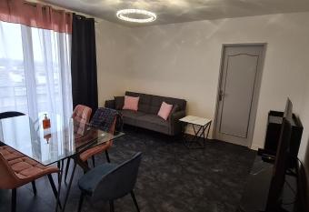 Appartement 65m   Paris - DisneyLand - RER A has Balcony rooms