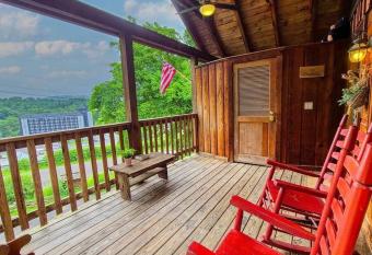 Cozy Studio Log Cabin in the heart of Pigeon Forge. Hot Tub. Honeymoon! Sleeps 2 has Balcony rooms