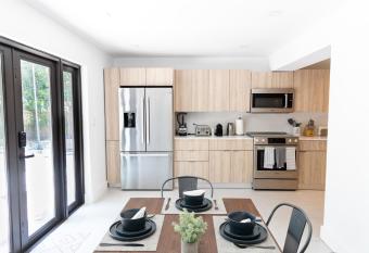Oasis House in Miami! Full Kitchen & Free Parking! 2 BR - 1 B allows 18 year olds to book a room