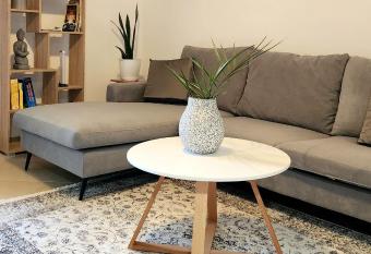 Contemporary Apartment13, full kitchen, SmartTV, peaceful with sunrise view, 10min at National Park has Balcony rooms