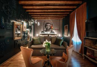 Aurum - Como Luxury Suites allows 18 year olds to book a room