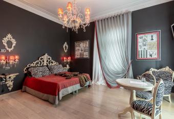 Hotel Columbia Wellness & Spa has rooms with a private hot tub