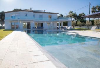 Luxurious sea view villa outside infinity pool - indoor pool has Balcony rooms