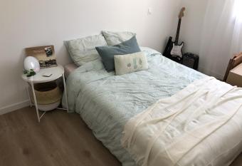 Chambre dans maison au calme entre ville et Oc  an allows 18 year olds to book a room