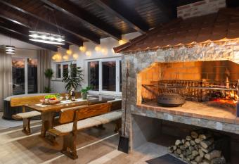 Ku  a za odmor  Teuta  has rooms with a private hot tub