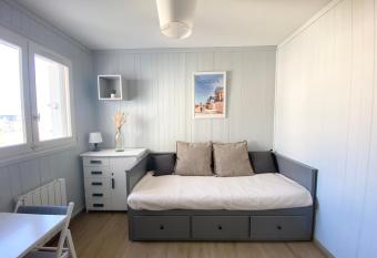 Studio tout   quip   proximit   plage et thalasso allows 18 year olds to book a room