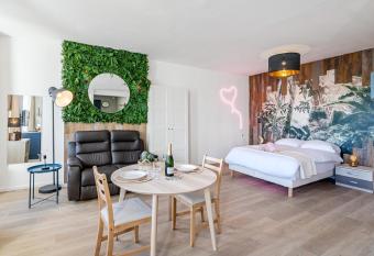 Appart-Jacuzzi    6 min de la gare St Charles allows 18 year olds to book a room