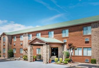 Super 8 by Wyndham Lebanon has Smoking rooms