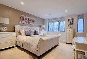 No6, Luxury Townhouse near Bicester Village has Balcony rooms