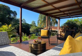 Quirky little 2 bedroom in quiet cul-de-sac has Balcony rooms