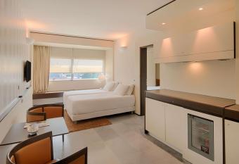 NH Venezia Laguna Palace allows 18 year olds to book a room