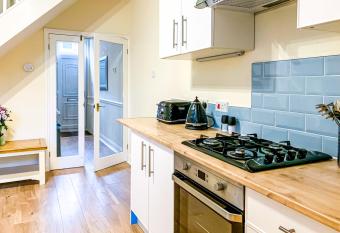 Stay Near York Racecourse At The Victoria - Free Parking - York Holiday Home has Balcony rooms