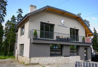 The White Horse Apartment 1 has Balcony rooms