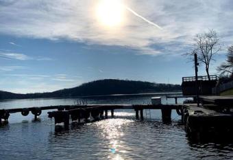 Entire apt, Amazing View Lakefront with a dock has Balcony rooms