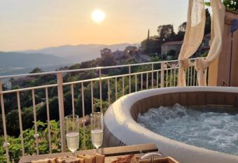 VETULONIA ROMANTICA allows 18 year olds to book a room