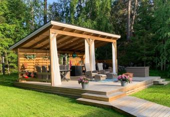 Carpe Diem Guest Cottage allows 18 year olds to book a room