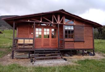 Caba  a Villa Mariana, en La Calera, Cundinamarca, Colombia allows 18 year olds to book a room