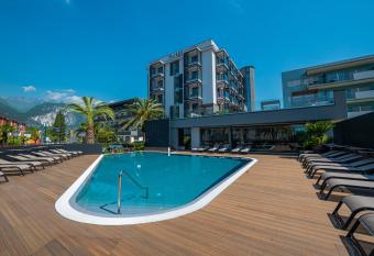 Lake Front Hotel Mirage has Balcony rooms