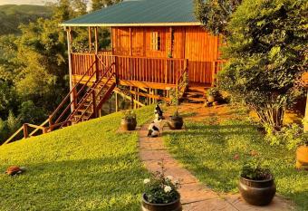 Ruddies Holiday Cabin has Balcony rooms