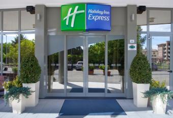 Holiday Inn Express Parma, an IHG Hotel has Smoking rooms