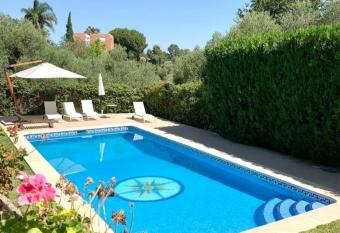 chalet con vistas a sevilla has rooms with a private hot tub